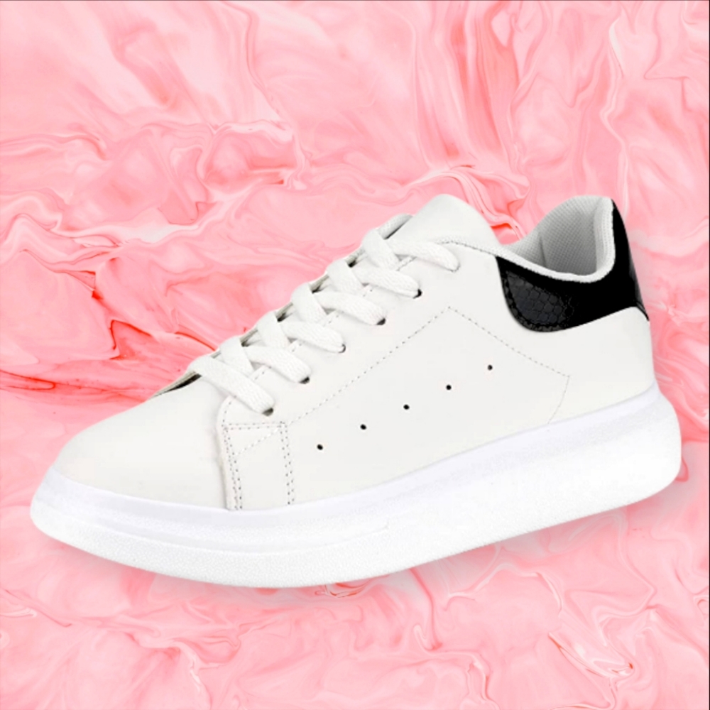 NWB Women's Sneakers Size 9.5 White Black Preppy Academia Retro 90s Y2K Comfy